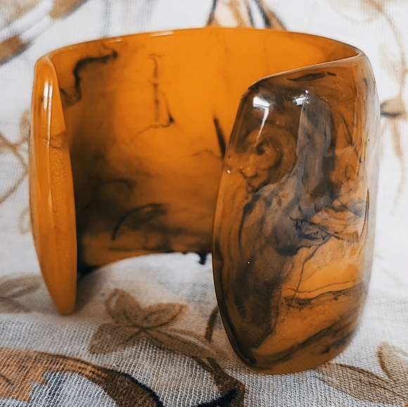 Wide Caramel Amber Swirled Dark Butterscotch Lucite Cuff Bangle Bracelet Vintage - Picture 7 of 11